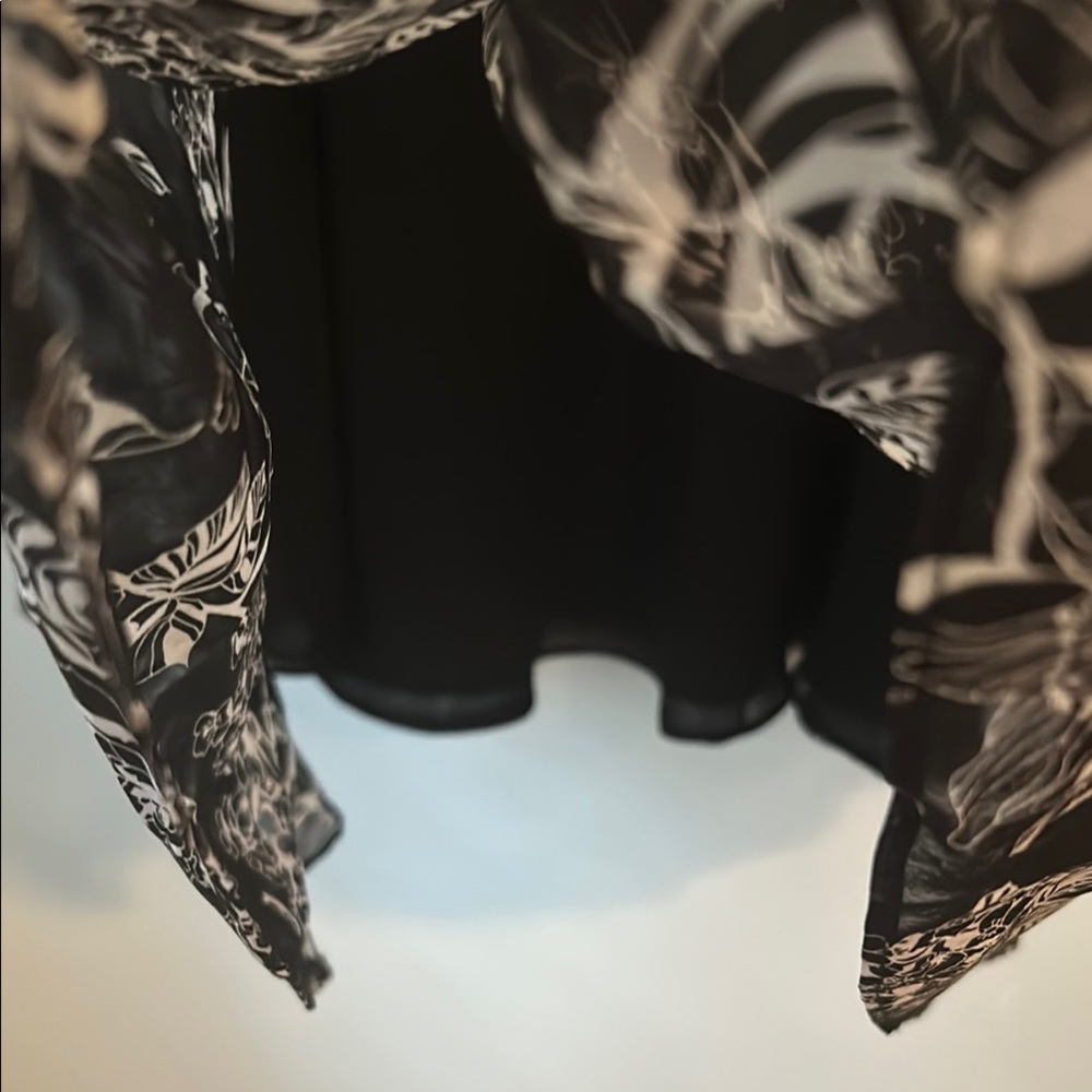 LOFT Black and Cream Floral Midi Dress size 2 fit and flare side zip‎ - Picture 4 of 9